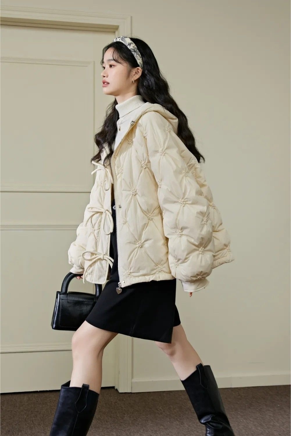 Để bắt mắt hơn, nhiều hãng còn biến tấu áo chần bông với chi tiết đính nơ, đính cườm, giúp thiết kế thêm trẻ trung.