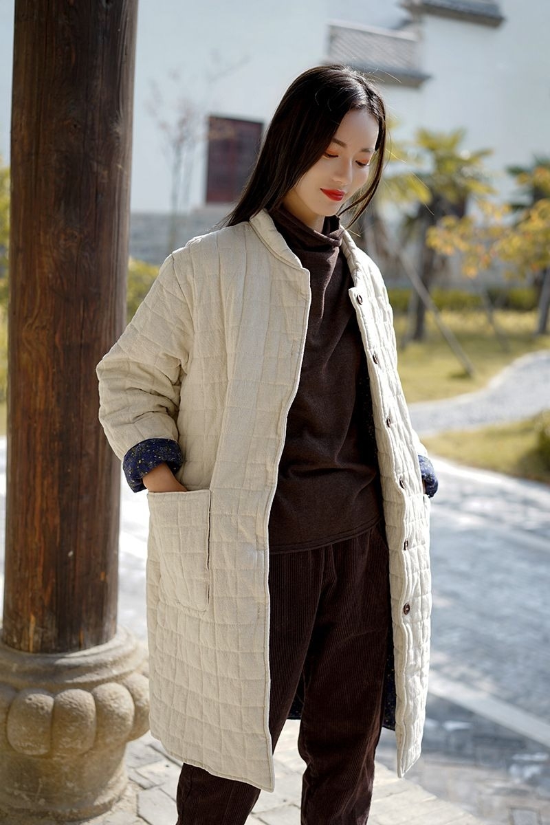 Bên cạnh dáng ngắn, bạn còn có thêm lựa chọn dáng dài nhồi lông vũ. Những người diện áo này thường được gọi vui là khoác chăn lên phố.