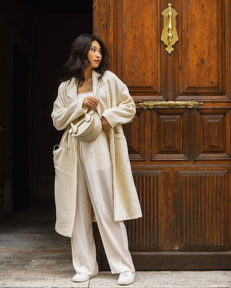 Chị em có thể mix trắng Cloud Dance với các sắc độ trắng khác như trắng ngà, trắng hồng để tạo thêm tầng lớp cho tổng thể trang phục.