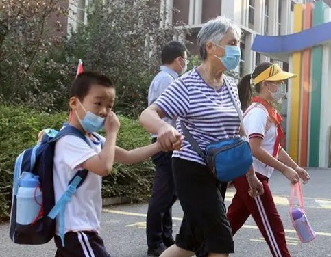 6 năm lên phố phụ chăm cháu, ngày con gái báo tin bầu lần 2, bà ngoại thú nhận rồi dọn đồ về quê - 2