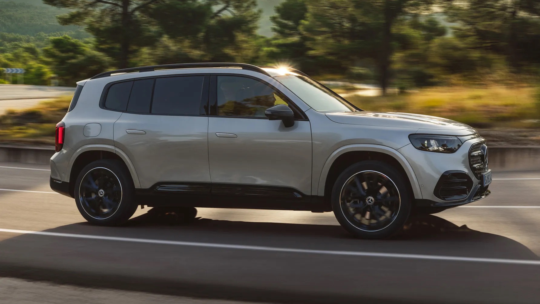 Mercedes-Benz GLB 2026 ra mắt: Giao diện hoàn toàn mới, màn hình trải dài táp lô, bỏ hẳn bản xăng, chạy 630km/sạc- Ảnh 6.