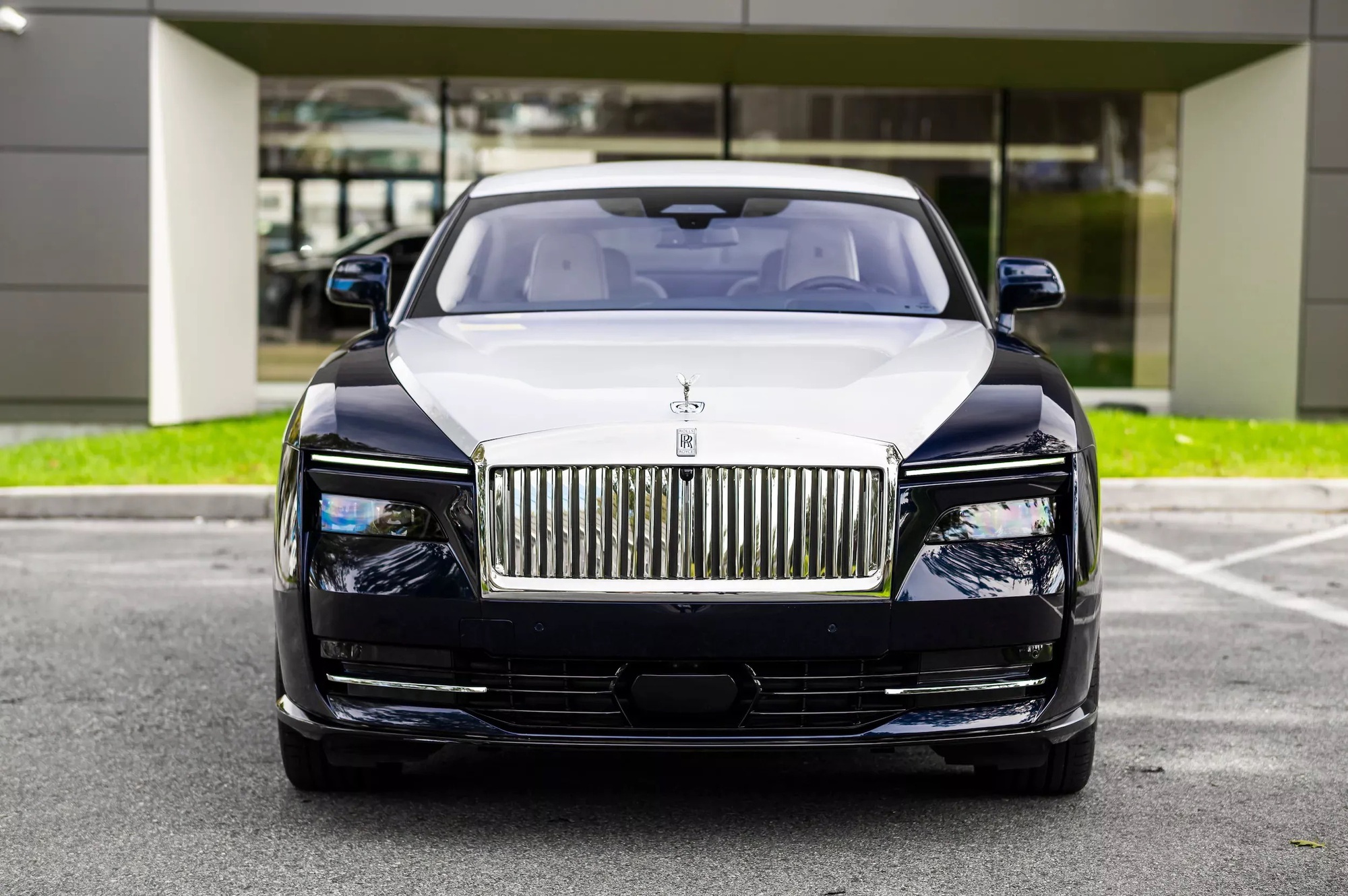 Chơi Rolls-Royce Spectre ở Mỹ đã mất giá khủng khiếp thế này mới thấy độ chịu chơi của đại gia Việt: Mới đi 160km đã lỗ gần 2 tỷ đồng- Ảnh 1.