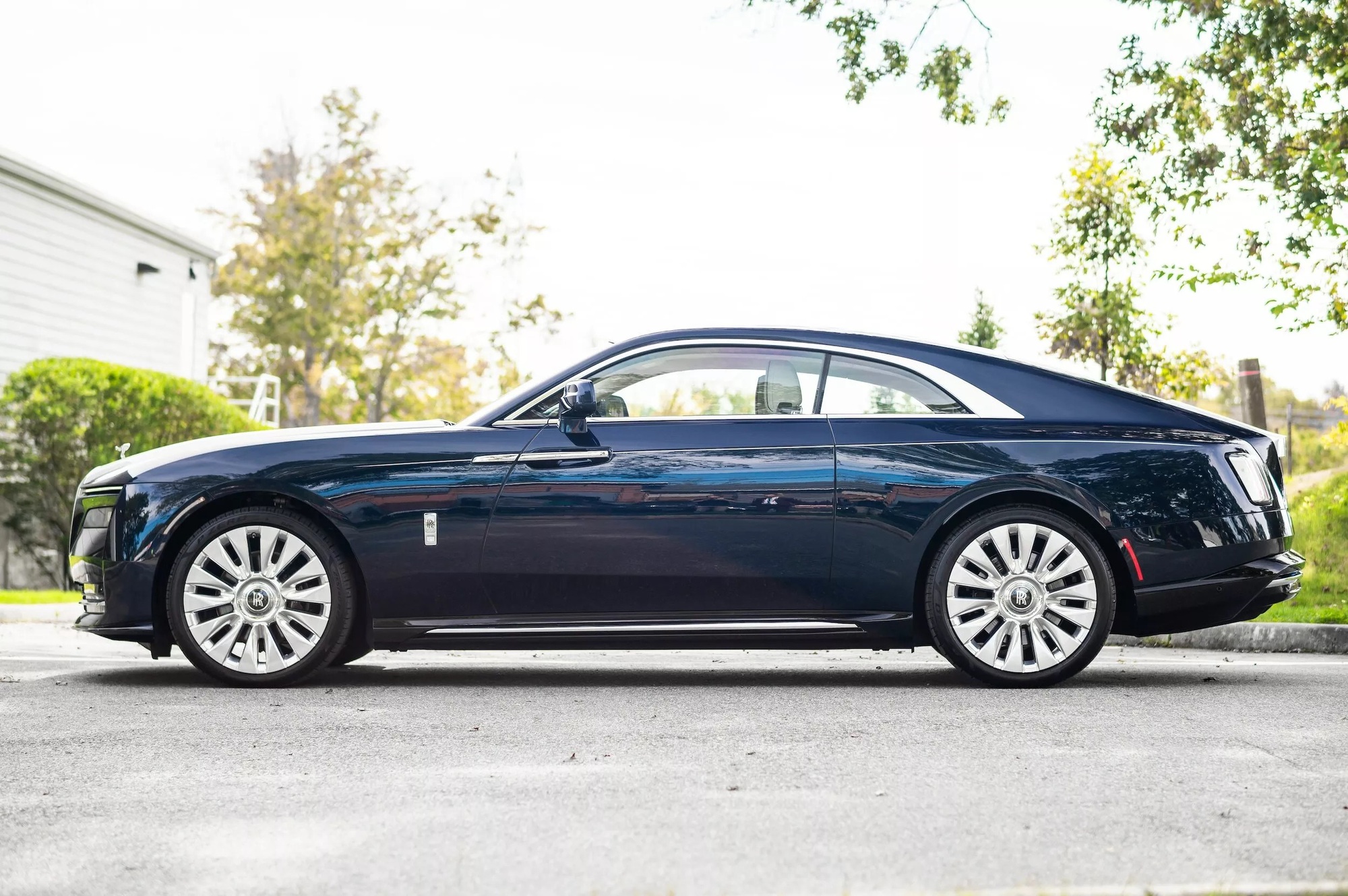 Chơi Rolls-Royce Spectre ở Mỹ đã mất giá khủng khiếp thế này mới thấy độ chịu chơi của đại gia Việt: Mới đi 160km đã lỗ gần 2 tỷ đồng- Ảnh 2.