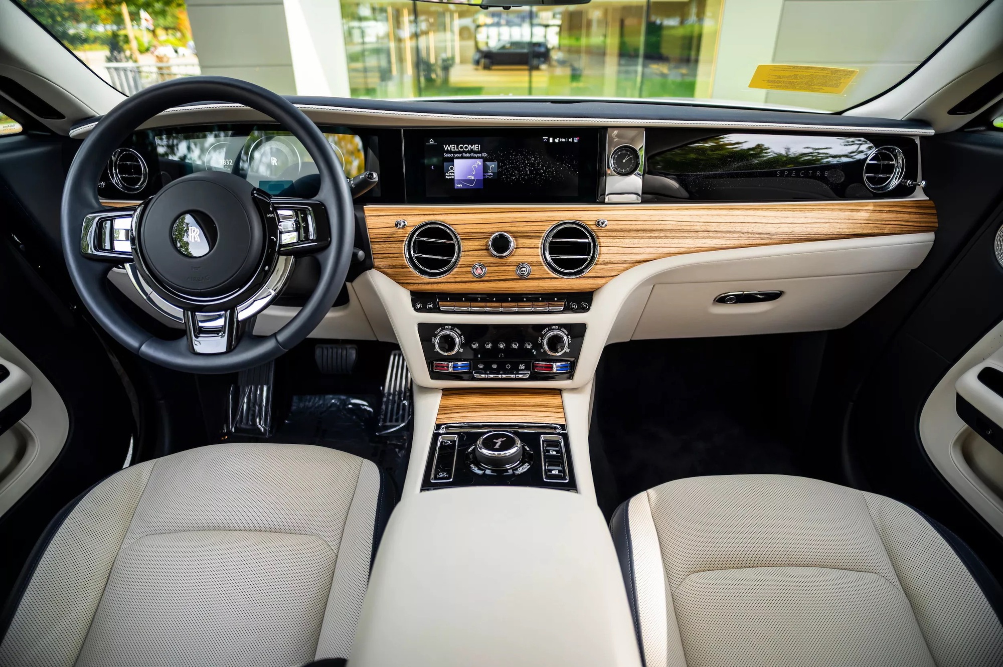 Chơi Rolls-Royce Spectre ở Mỹ đã mất giá khủng khiếp thế này mới thấy độ chịu chơi của đại gia Việt: Mới đi 160km đã lỗ gần 2 tỷ đồng- Ảnh 3.