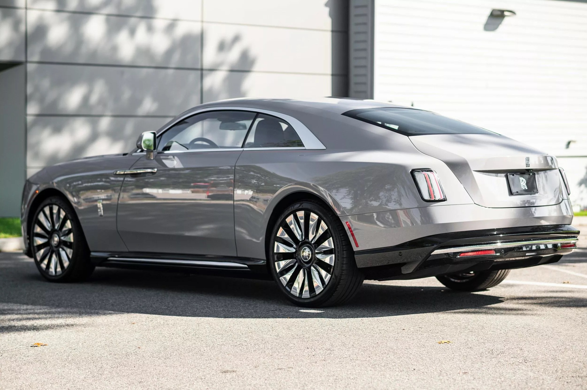 Chơi Rolls-Royce Spectre ở Mỹ đã mất giá khủng khiếp thế này mới thấy độ chịu chơi của đại gia Việt: Mới đi 160km đã lỗ gần 2 tỷ đồng- Ảnh 4.