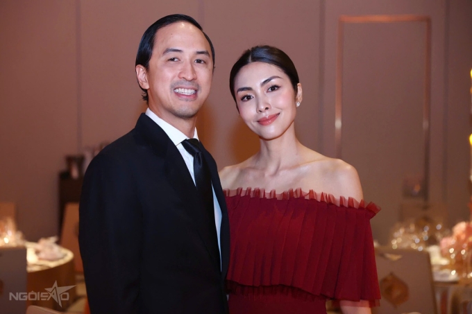 Tăng Thanh Hà và chồng Louis Nguyễn - anh trai cùng cha khác mẹ với cô dâu Tiên Nguyễn. Ảnh: Quỳnh Trần