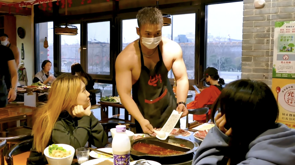 Chuỗi nhà hàng lẩu ở Thành Đô, Trung Quốc hút khách do có dàn nhân viên nam cơ bắp phục vụ. Ảnh: SCMP