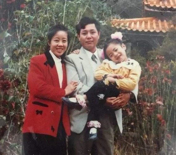 Ba mẹ nuôi nghèo khó vẫn làm lụng vất vả nuôi con.