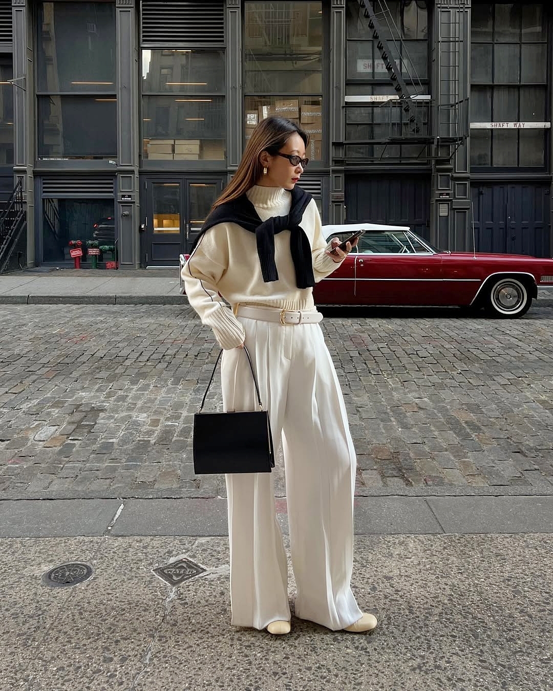 Phong cách quiet luxury (giàu ngầm) được xem là xu hướng giới văn phòng ưa chuộng nhất năm nay. Chỉ cần vài món đồ cơ bản màu trung tính như đen, trắng, kem, be, nâu, bạn hoàn toàn có thể tạo ra những bộ cánh sang trọng mà không cần phải sử dụng đồ hiệu.