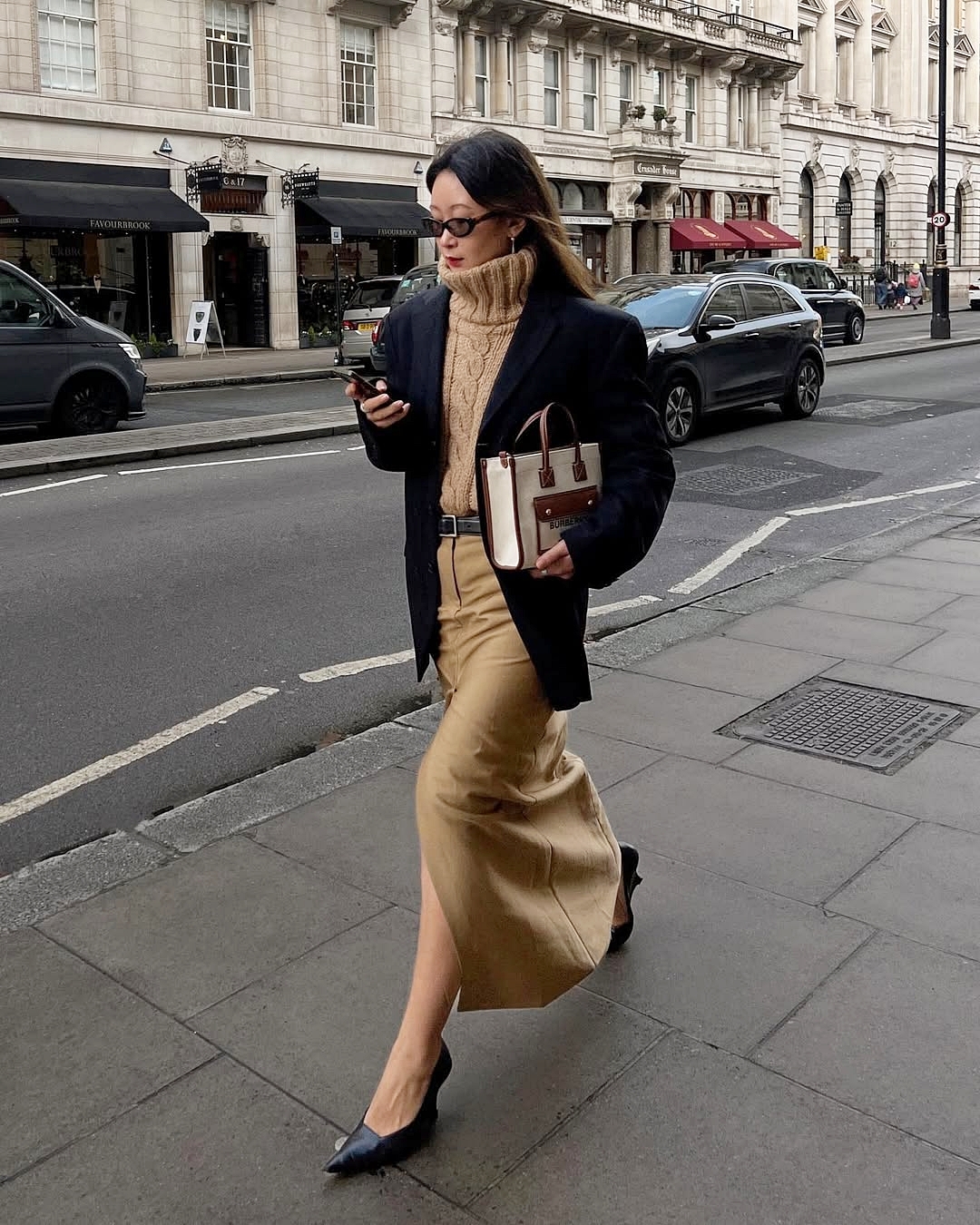 Áo len cổ lọ dáng ôm phối chân váy dáng cột cùng tông, blazer, giày cao gót phù hợp trong những buổi họp, tiếp đối tác.