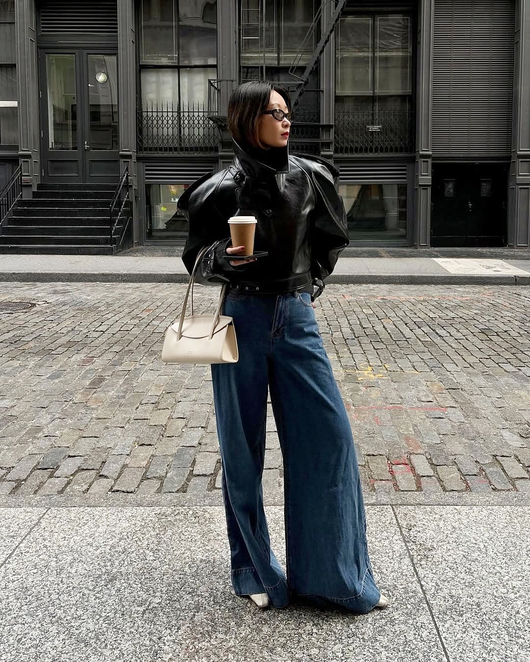 Áo khoác da dáng boxy thích hợp đi cùng quần jeans ống rộng.