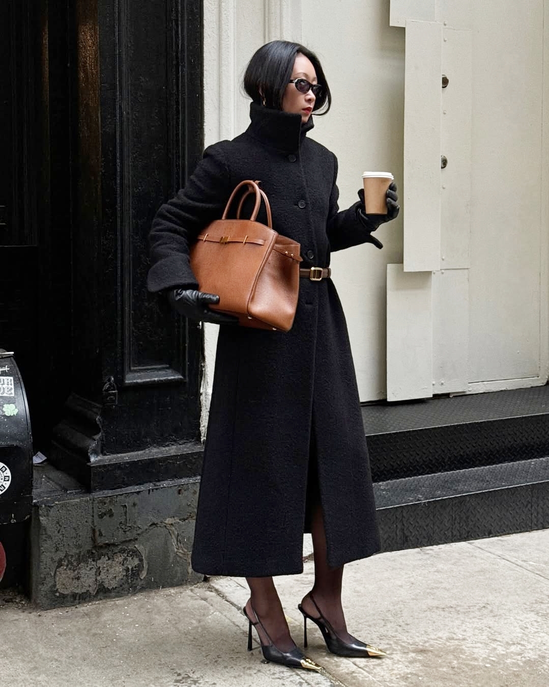 Cách được nhiều fashionista áp dụng còn có áo len mỏng ôm sát phối chân váy mini, áo khoác dáng dài tối giản đi kèm thắt lưng và giày slingback.