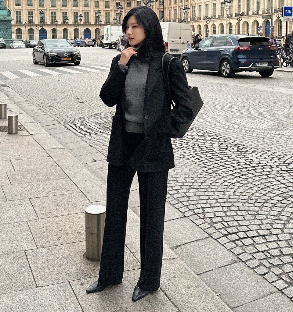 Cuối năm rét đậm, chị em công sở cứ mặc 4 combo này: Vừa giữ ấm lại sang chảnh miễn bàn - 1