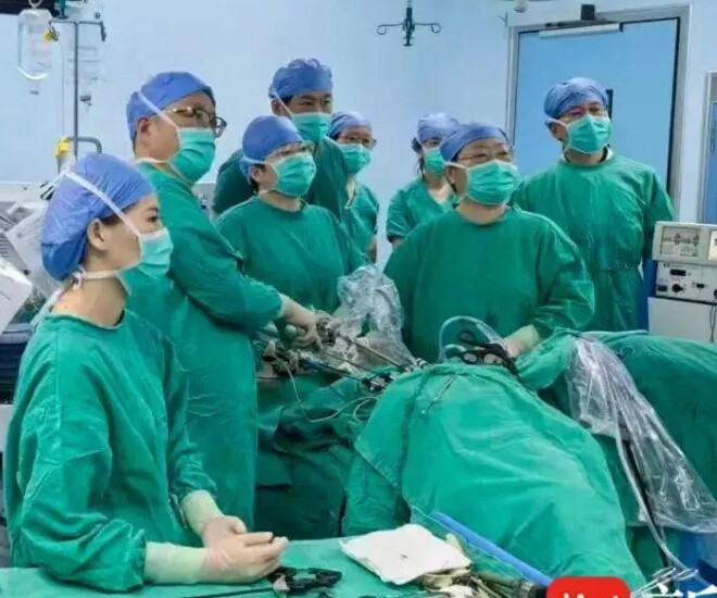 Ê-kíp bác sĩ chạy đua với thời gian để cứu bé gái 8 tuổi.