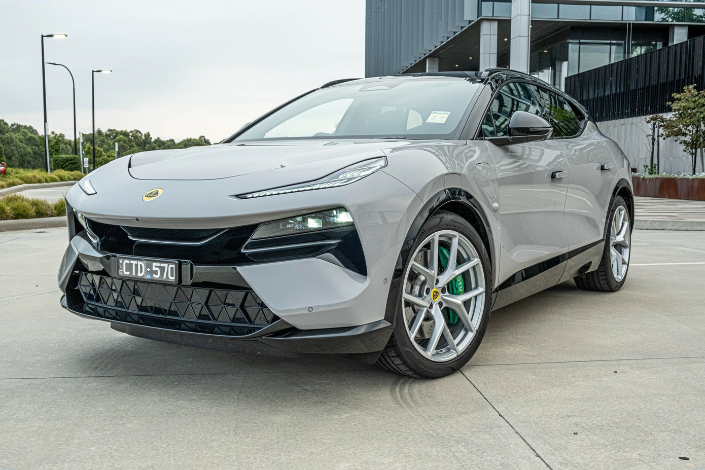 Hãng xe Anh sắp vào Việt Nam hé lộ SUV hybrid đầu tiên- Ảnh 3.