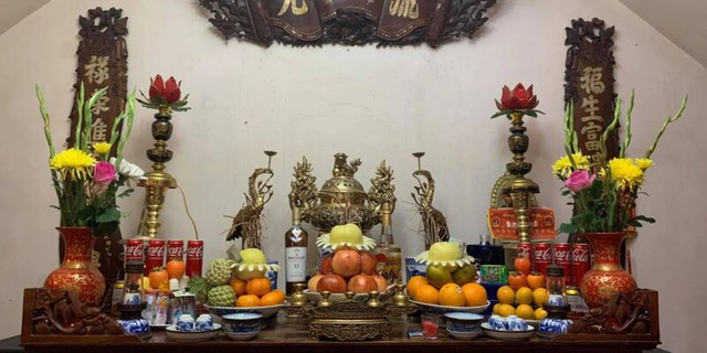 Với các gia chủ chưa có gian thờ riêng, chiếc tủ thờ vẫn được xem là không gian trang trọng bậc nhất của ngôi nhà.