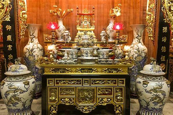 Tùy thuộc vào loại hình kiến trúc, điều kiện kinh tế và không gian tâm linh cho phép mà cách bố trí bàn thờ miền Bắc sẽ có sự linh hoạt, điều chỉnh cho tối ưu nhất.