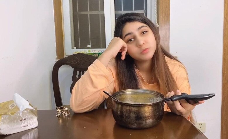 Tiểu Ngoại sinh ra trong một gia đình giàu có ở Pakistan.