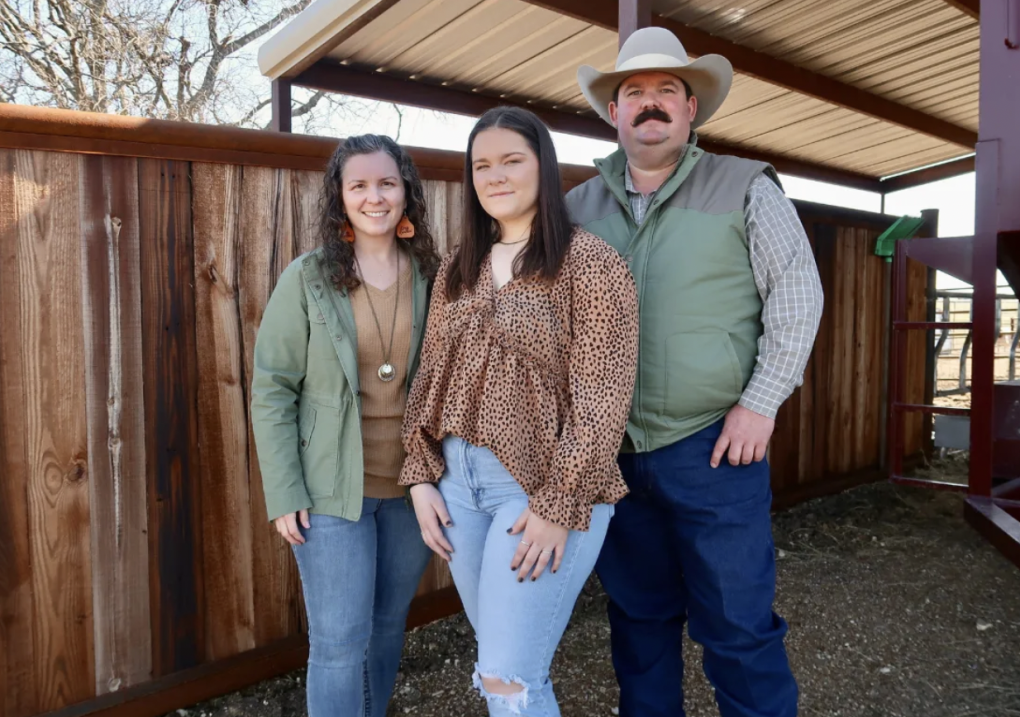 Kylee Deason (giữa) và bố mẹ mình ở Coryell County, bang Texas, Mỹ. Ảnh: Newsweek