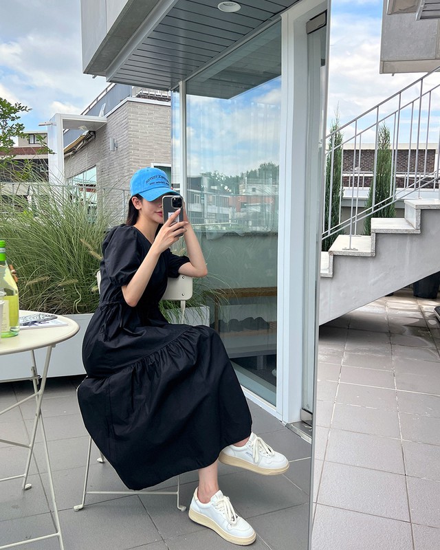 Sneaker giúp outfit trở nên trẻ trung, năng động mà không phô trương. Chọn thiết kế gọn, màu trung tính để giữ sự hài hòa và sang xịn.