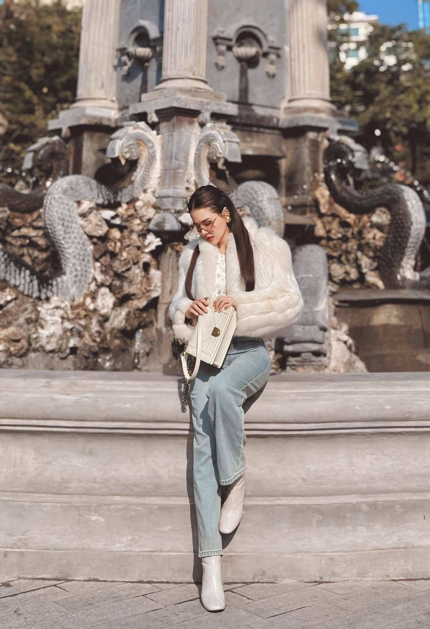 4 kiểu quần jeans đẹp trường tồn trong tủ đồ mỹ nhân Việt: amp;#34;Hackamp;#34; chân dài cả mét, mặc quanh năm không chán - 1