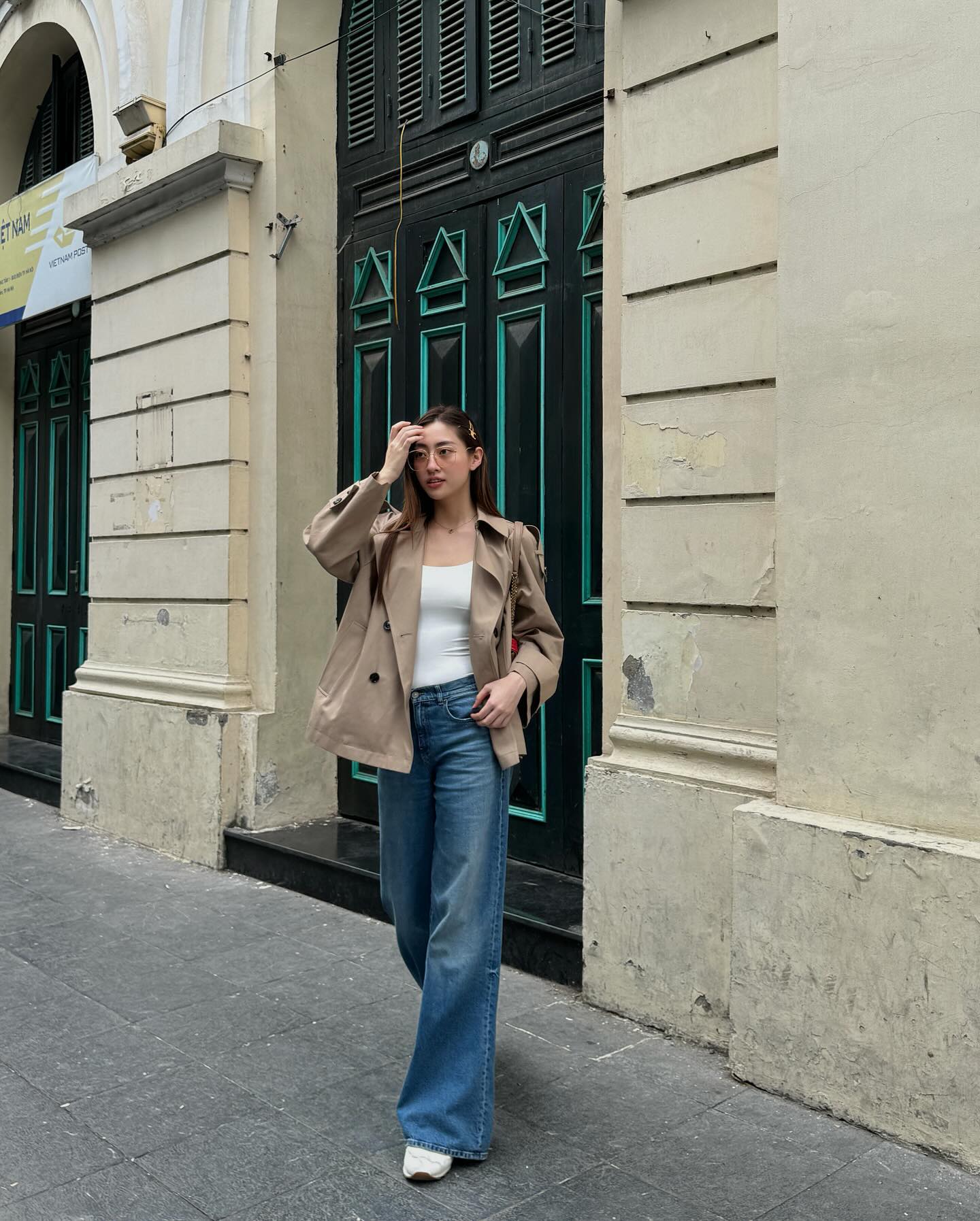 Quần jeans ống rộng thời thượng, vừa thoải mái vừa thể hiện cá tính hiện đại rõ nét.