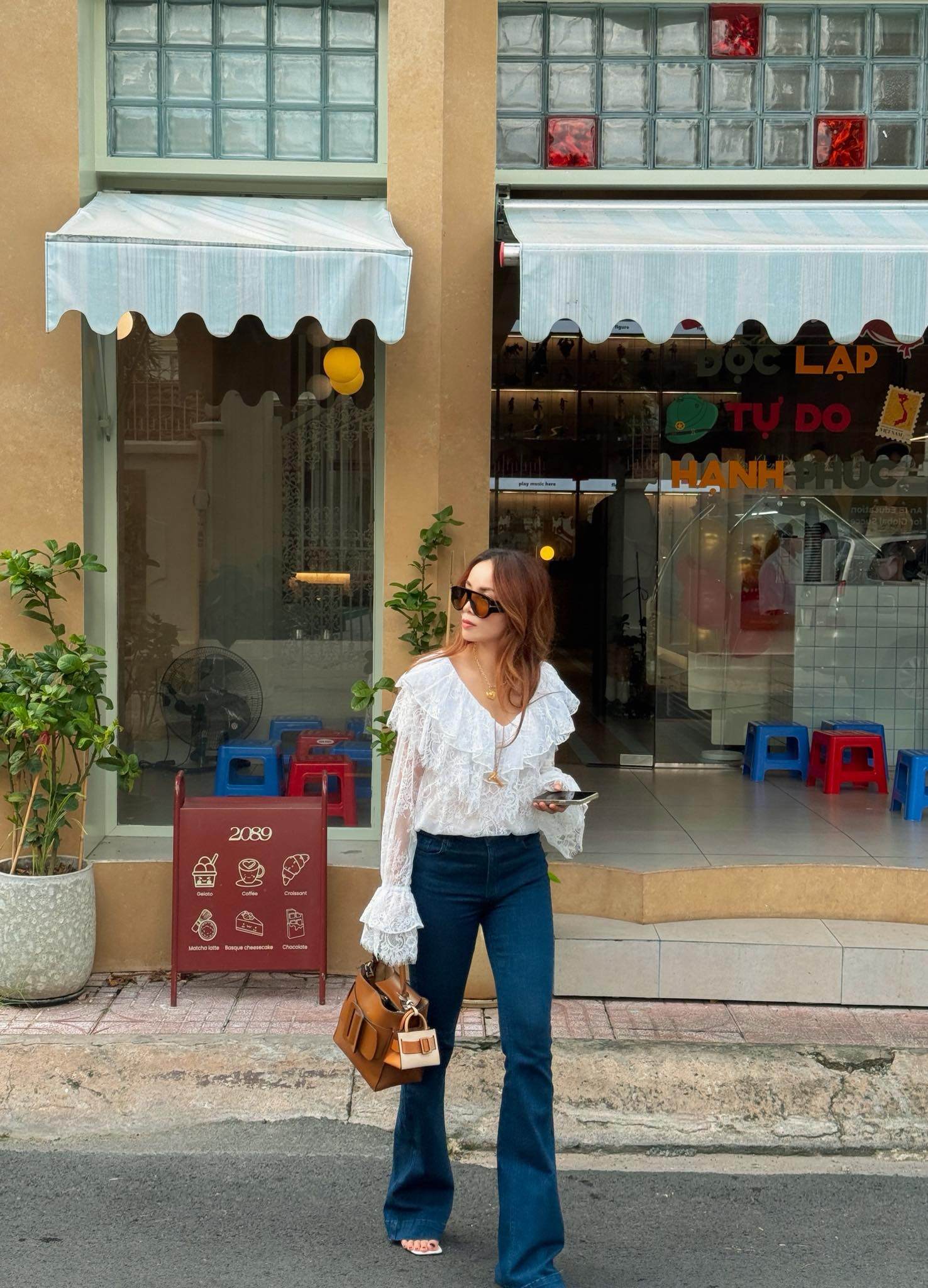 4 kiểu quần jeans đẹp trường tồn trong tủ đồ mỹ nhân Việt: amp;#34;Hackamp;#34; chân dài cả mét, mặc quanh năm không chán - 4