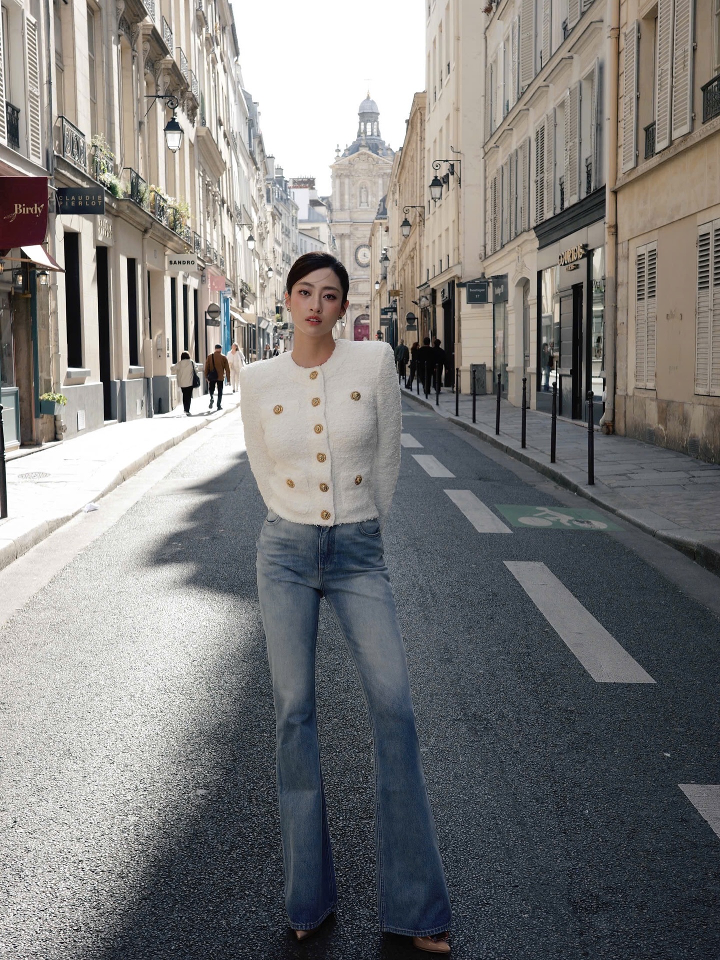 Quần jeans ống loe mang hơi thở vintage, khéo che khuyết điểm chân và tạo vẻ ngoài nữ tính, duyên dáng.