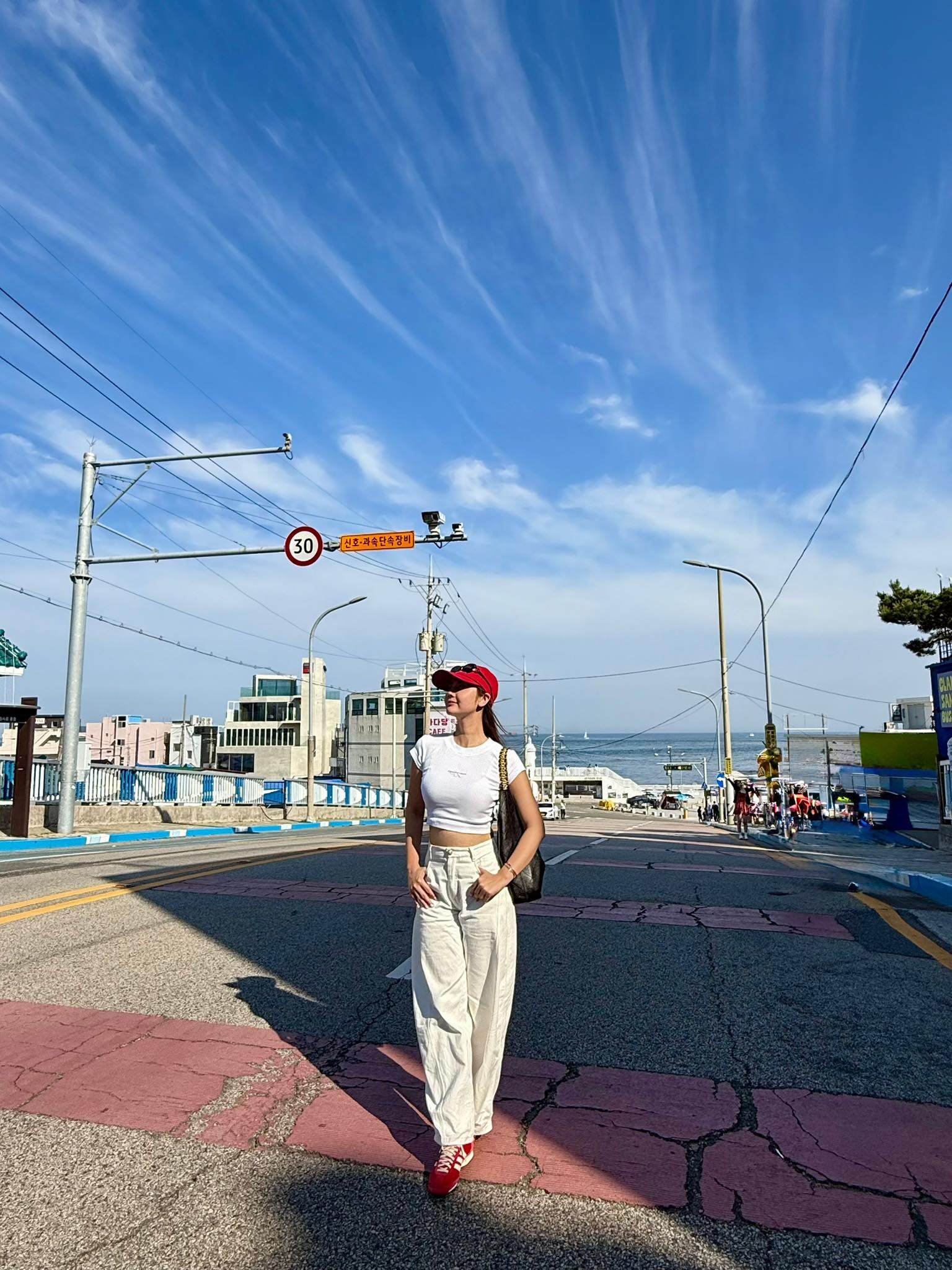 Quần jeans trắng tinh tế giúp tôn da, mang đến diện mạo trẻ trung và thanh thoát.