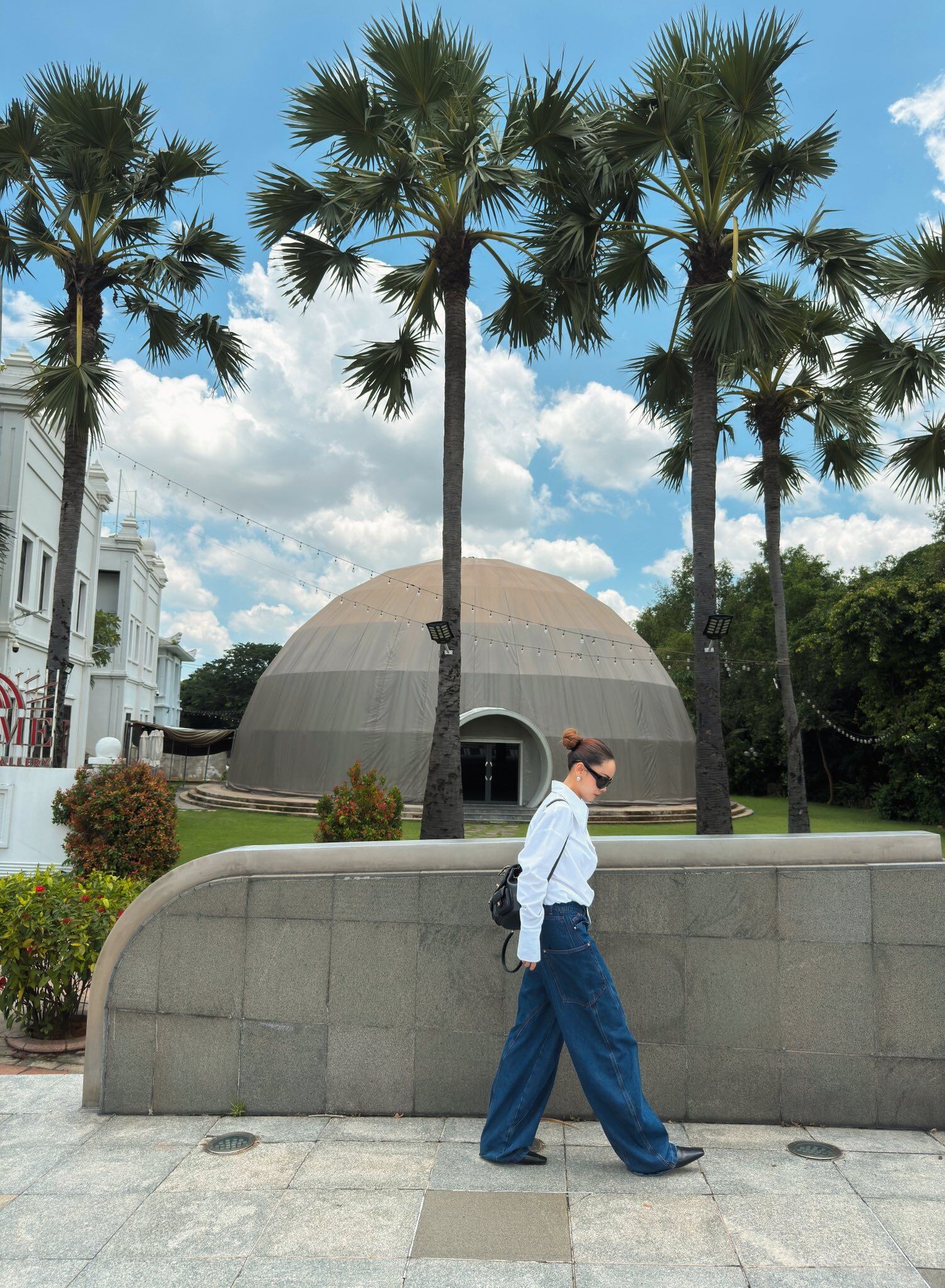 4 kiểu quần jeans đẹp trường tồn trong tủ đồ mỹ nhân Việt: amp;#34;Hackamp;#34; chân dài cả mét, mặc quanh năm không chán - 10