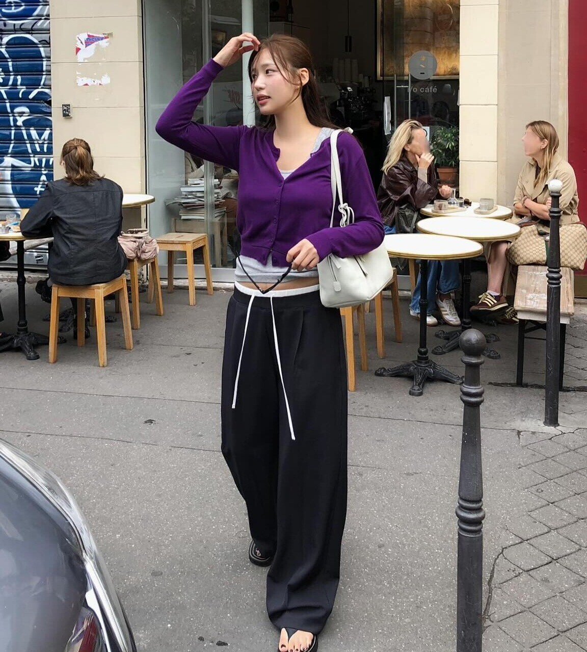 Áo màu nổi mà mix khéo thì sang cực: 4 kiểu quần xịn sò giúp bạn mặc đẹp mà không bị chê amp;#34;sếnamp;#34; - 1