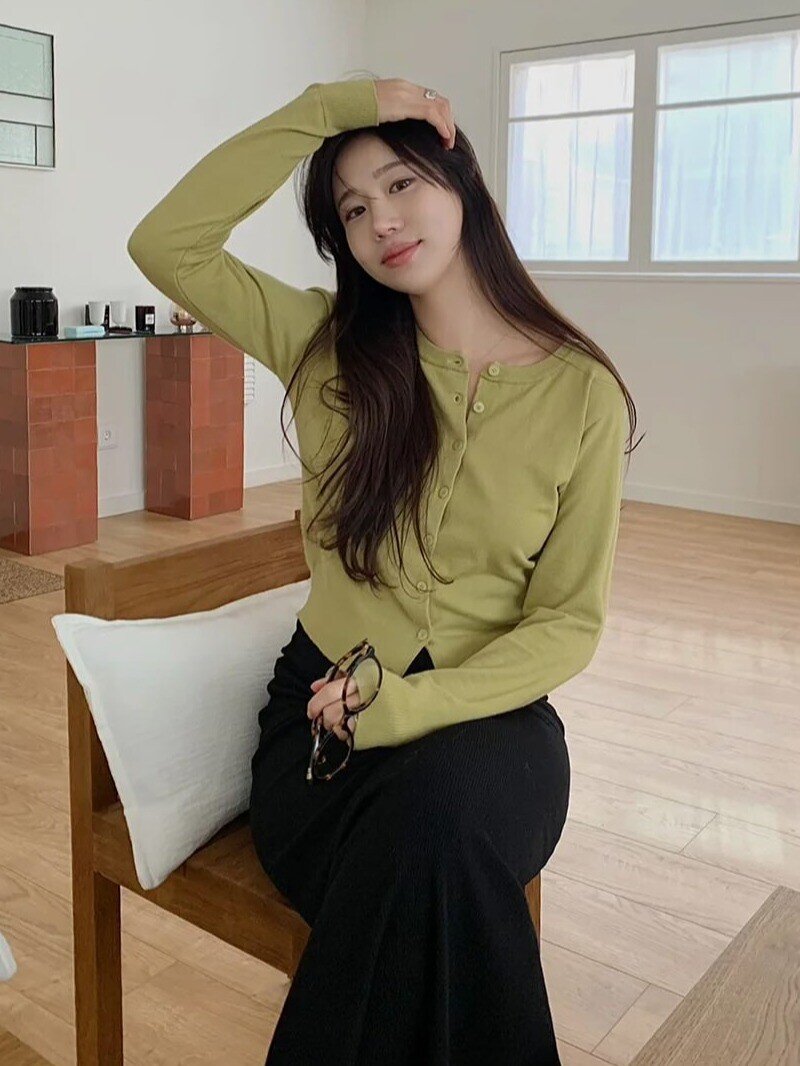 Quần đen giúp trung hòa mọi gam áo nổi, tạo cảm giác gọn gàng và sang trọng. Dễ phối từ công sở đến dạo phố, phù hợp hầu hết vóc dáng và phong cách.