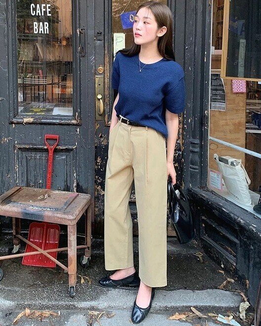 Quần be mang lại sự mềm mại, nhã nhặn, giúp áo màu nổi bớt gắt mắt. Khi phối đúng phom, outfit trông tinh tế, thanh lịch và có chiều sâu hơn hẳn.