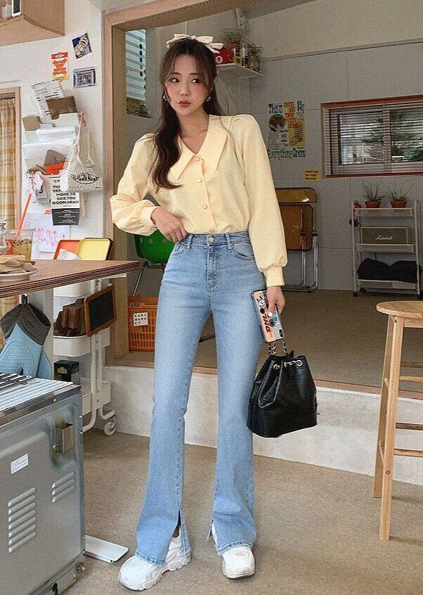 Quần ống loe kết hợp áo sơ mi mang lại hiệu ứng tôn dáng rõ rệt. Phần ống loe giúp cân bằng tỷ lệ cơ thể, kéo dài đôi chân. Khi sơ vin cao, outfit trông vừa thanh lịch vừa thời thượng.