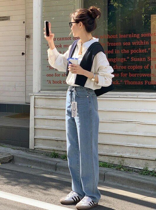 Jeans ống đứng giúp áo sơ mi trở nên trẻ trung và năng động hơn. Dáng quần gọn gàng, không quá bó, dễ phối đồ. Công thức này phù hợp cả đi làm lẫn dạo phố, tạo cảm giác thoải mái mà vẫn chỉn chu.