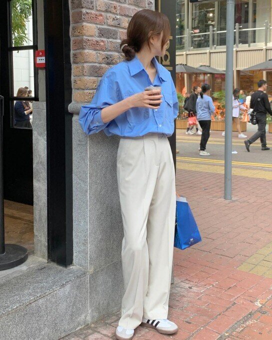 Quần trắng giúp set đồ áo sơ mi trông sáng sủa, trẻ trung và tinh tế hơn hẳn. Khi chọn phom đứng hoặc ống suông, item này còn tạo hiệu ứng kéo dài chân, rất phù hợp cho môi trường công sở hiện đại lẫn dạo phố.