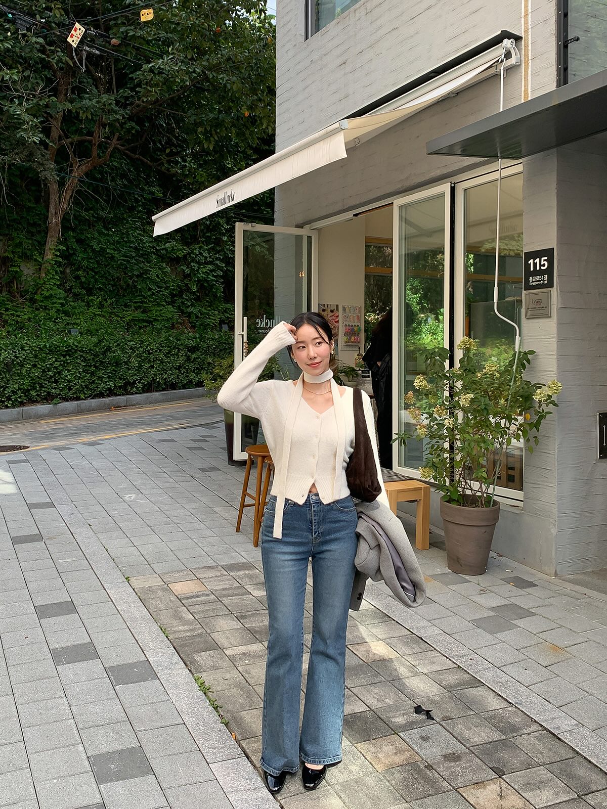 Quần ống loe nhẹ là “trợ thủ” cân đối vóc dáng cho phụ nữ U40. Phần loe vừa phải từ đầu gối giúp che bắp chân, tạo hiệu ứng chân dài hơn. Ưu tiên cạp cao, phom đứng để giữ nét thanh lịch và tôn dáng tối đa.