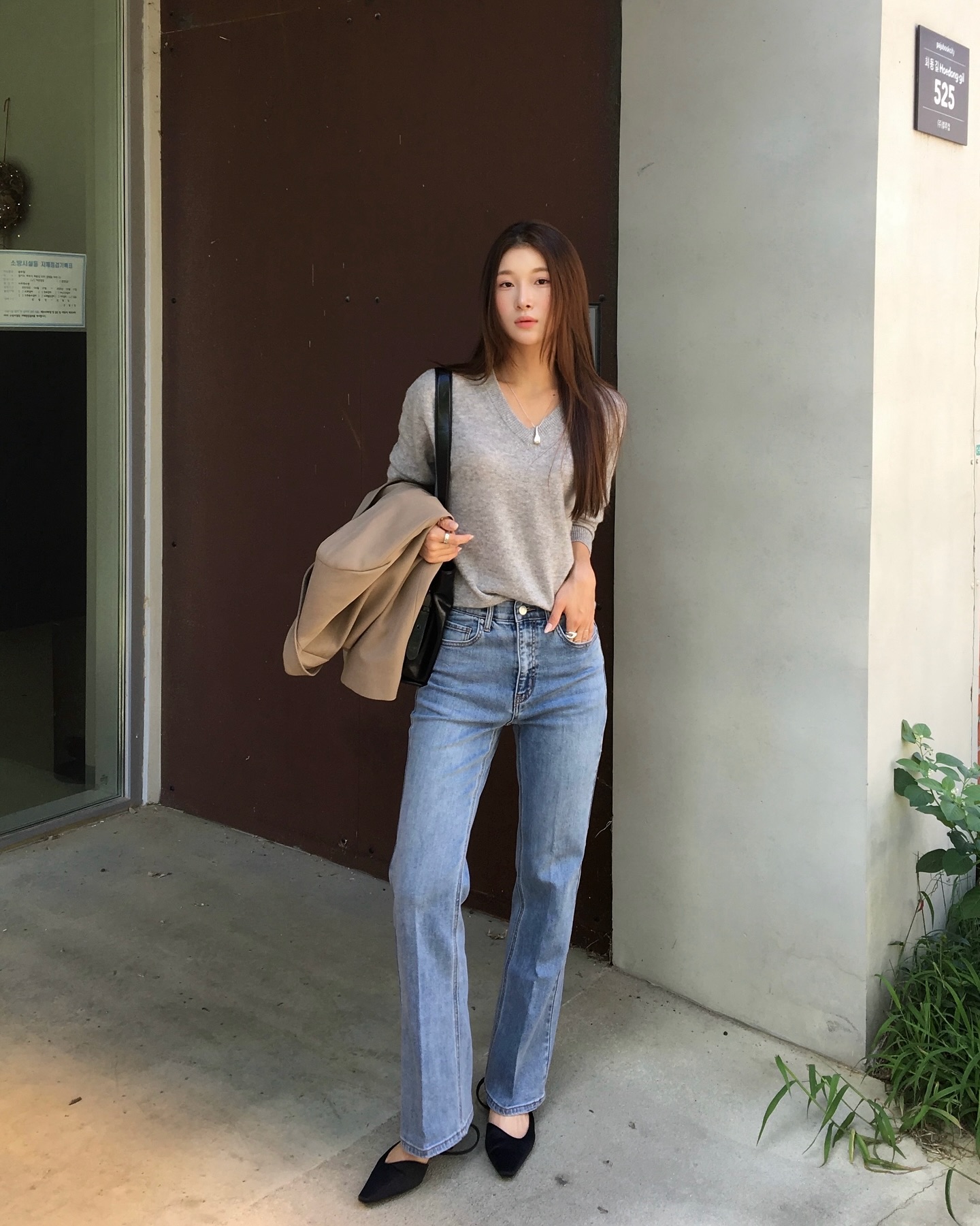 Jeans ống suông mang lại vẻ trẻ trung mà không “cưa sừng làm nghé”. Dáng ống thẳng giúp che đùi to, hạn chế lộ bắp chân, phù hợp vóc dáng U40. Chọn gam xanh vừa phải, ít wash sẽ giúp trang phục hiện đại nhưng vẫn tinh tế.