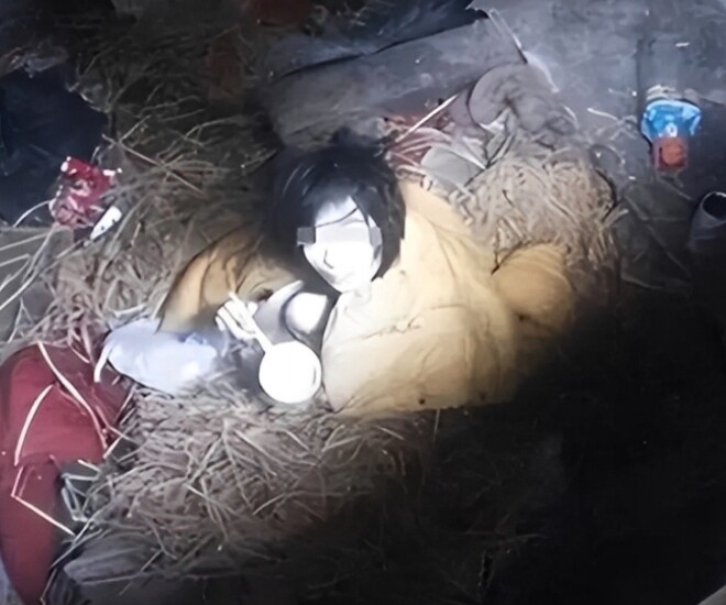 Hình ảnh cô gái bị nhốt dưới hầm được truyền thông chia sẻ.