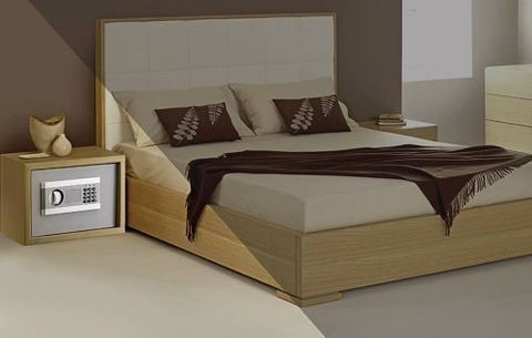 Theo phong thủy, khi đặt két sắt, hướng mở két nên đối diện với cửa chính của phòng ngủ, nhưng không nên trực tiếp đối diện.