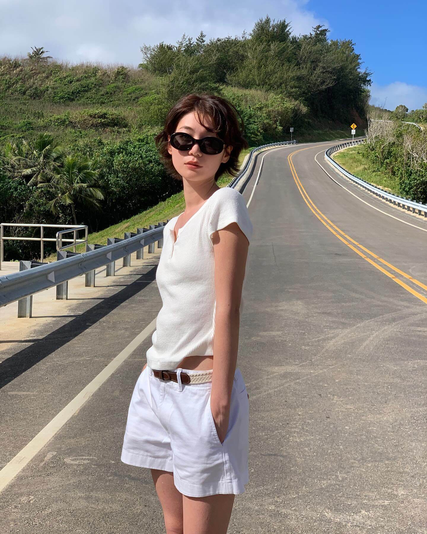 Áo thun trắng sắp bị amp;#34;soán ngôiamp;#34;, kiểu áo này mới là amp;#34;chân áiamp;#34; quanh năm của chị em, càng diện càng trẻ sang - 11