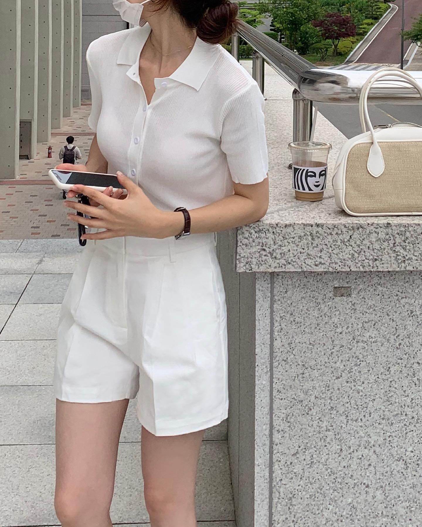 Áo len tăm phối cùng quần short mang lại cảm giác hiện đại, có gu hơn áo thun trắng. Phom áo gọn gàng giúp set đồ trông chỉn chu dù vẫn trẻ trung. Sơ vin với short cạp cao sẽ “ăn gian” chiều cao và giúp tổng thể cân đối hơn.