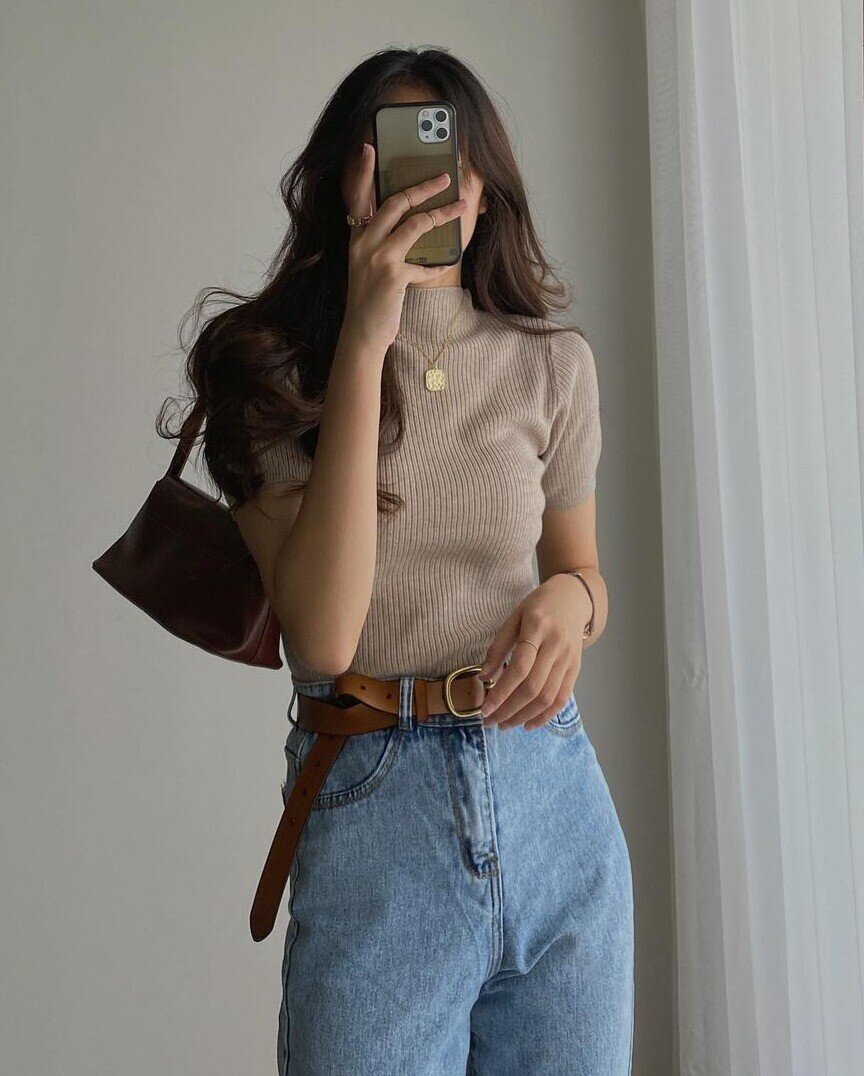 Áo len tăm phối cùng quần jeans mang lại vẻ trẻ trung nhưng không xuề xòa như áo thun trắng. Dáng áo ôm nhẹ giúp tổng thể gọn gàng, chỉn chu hơn. Ưu tiên jeans ống suông hoặc ống đứng để tôn dáng và giữ nét hiện đại.