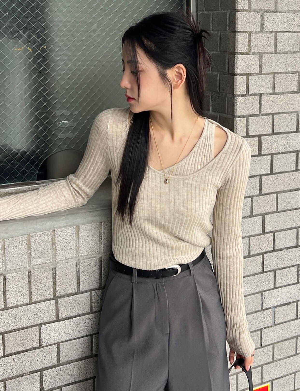 Áo thun trắng sắp bị amp;#34;soán ngôiamp;#34;, kiểu áo này mới là amp;#34;chân áiamp;#34; quanh năm của chị em, càng diện càng trẻ sang - 5