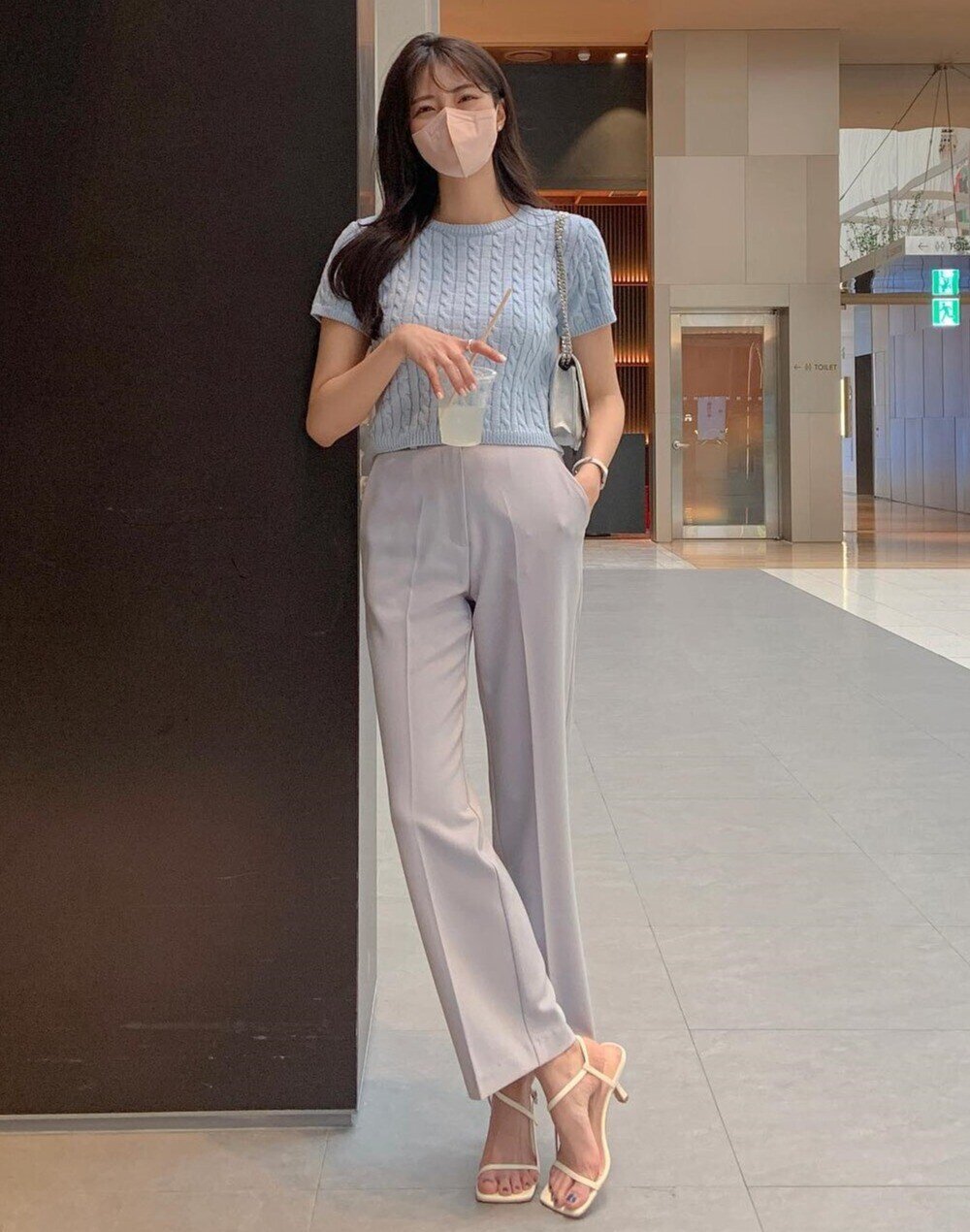 Kết hợp áo len tăm với quần âu giúp set đồ thanh lịch mà không bị già. Chất liệu mềm mại của áo làm dịu đi vẻ cứng nhắc của quần âu, tạo cảm giác tinh tế, hiện đại. Sơ vin gọn gàng sẽ giúp vóc dáng cân đối và sang hơn rõ rệt.