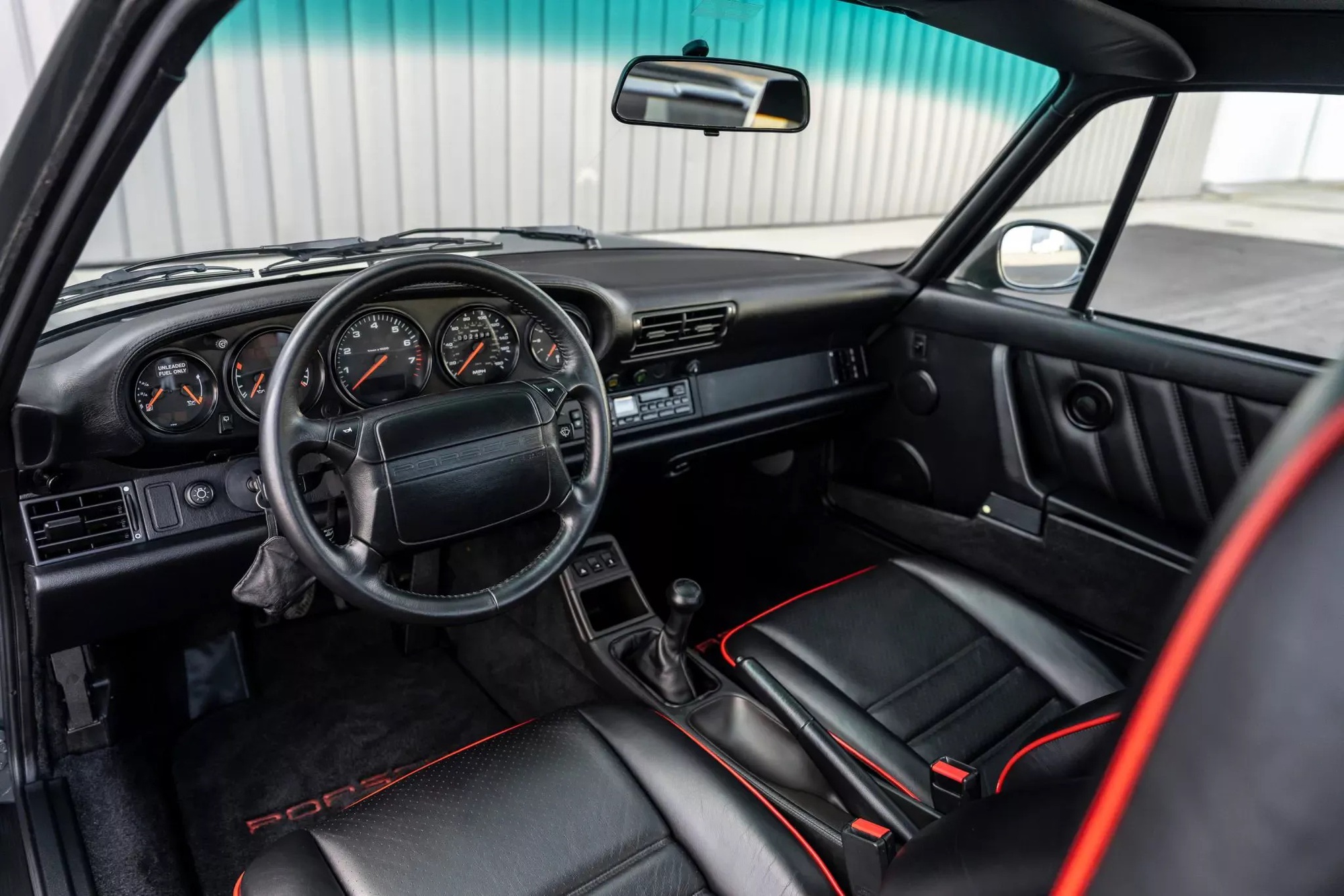 Porsche 911 Turbo 30 tuổi có giá lên tới 22 tỷ đồng, đắt ngang siêu xe đời mới, danh tính chủ cũ khiến ai cũng bất ngờ- Ảnh 4.