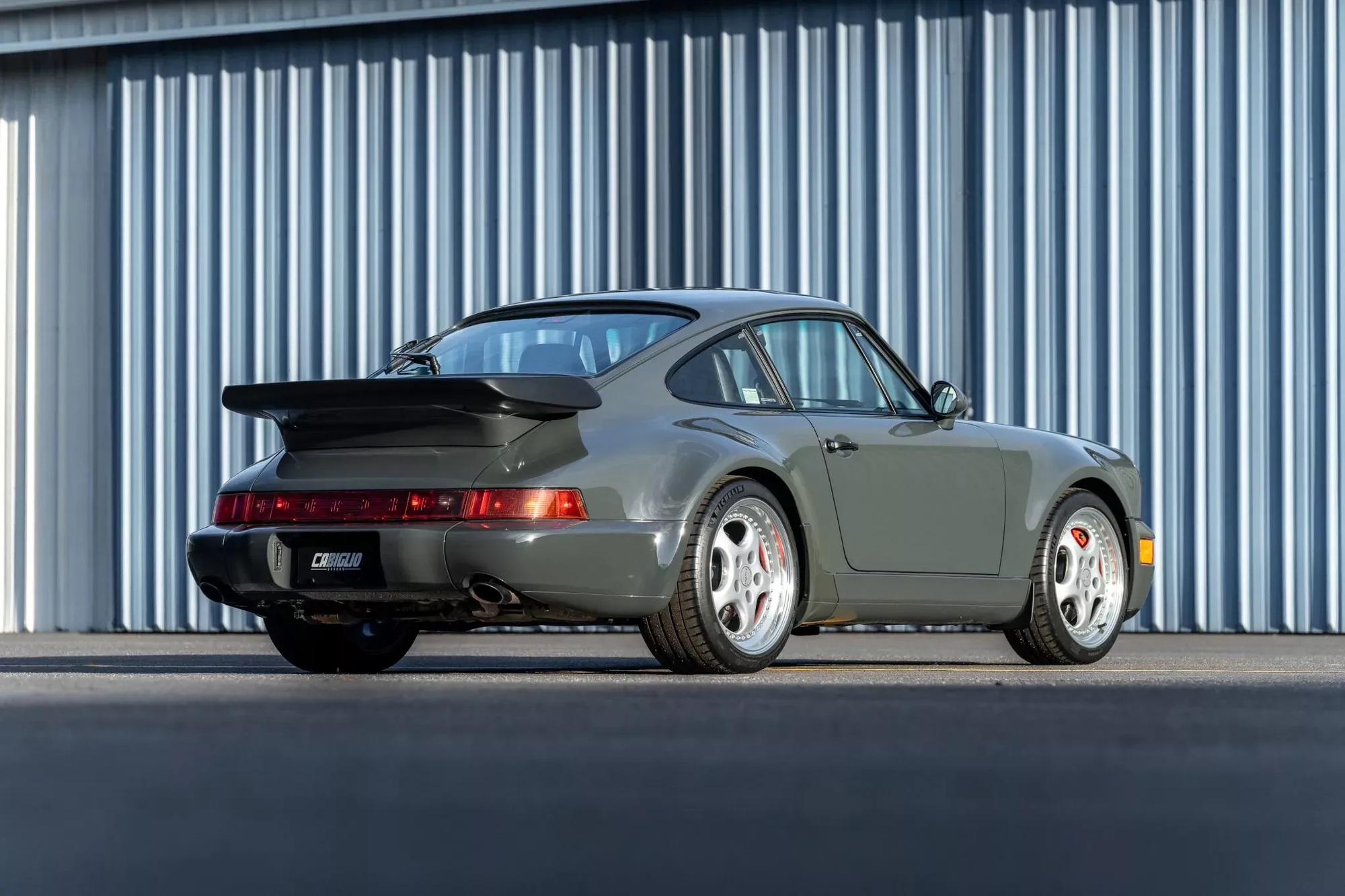 Porsche 911 Turbo 30 tuổi có giá lên tới 22 tỷ đồng, đắt ngang siêu xe đời mới, danh tính chủ cũ khiến ai cũng bất ngờ- Ảnh 5.