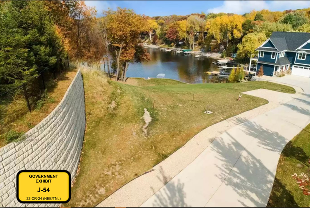 Từ bữa ăn của trẻ em nghèo đến siêu xe, biệt thự, kỳ nghỉ xa hoa: Đại án lật mặt đường dây "rút ruột" tiền từ thiện gây chấn động- Ảnh 1.