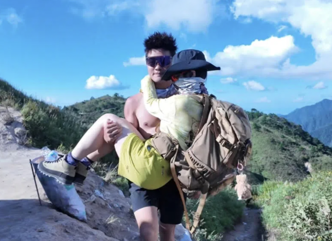 Dịch vụ bạn đồng hành leo núi ở Thái Sơn, tỉnh Sơn Đông, Trung Quốc. Ảnh: Think China