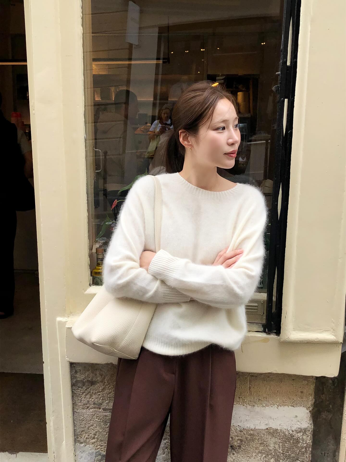 Áo len cổ tròn mang vẻ đẹp tối giản, dễ mặc và không lỗi mốt. Khi chọn phom gọn gàng, chất liệu mịn, kiểu áo này giúp tổng thể trẻ trung, thanh lịch.